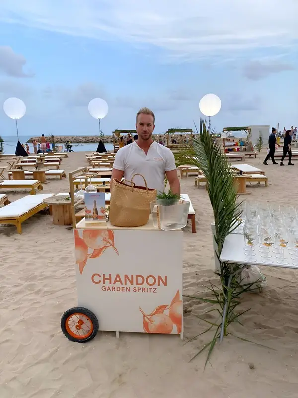 Carrito de Chandon Garden Spritz en la playa