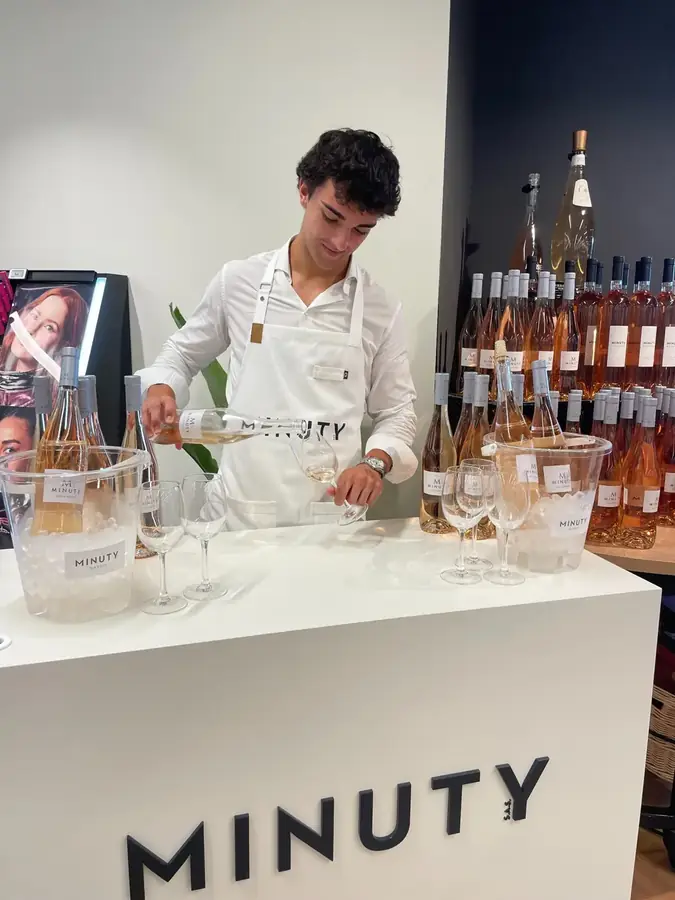 Degustación de Minuty en una tienda